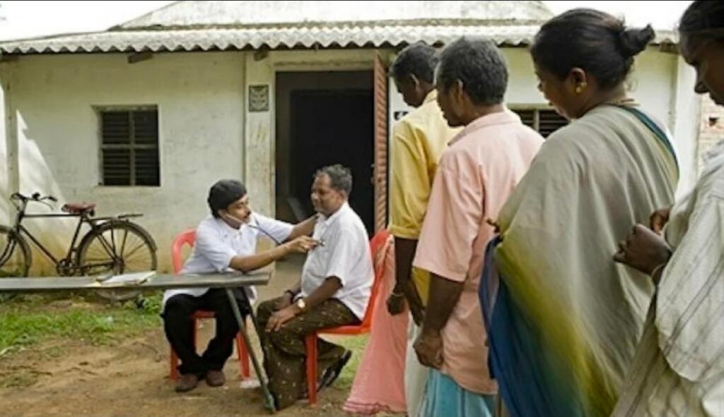 “झोलाछाप डॉक्टर: महामारी में सहारा, व्यवस्था में सवाल”